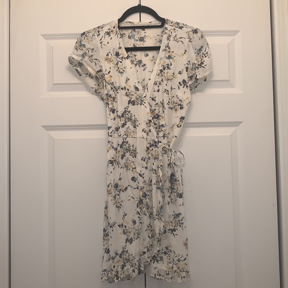 Abercrombie & Fitch Ruffle wrap dress in Floral pattern - Picture 2 of 4